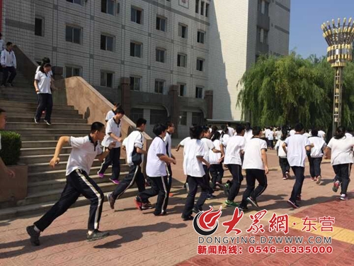 广饶一中举行避震应急疏散演练 提高学生安全意识