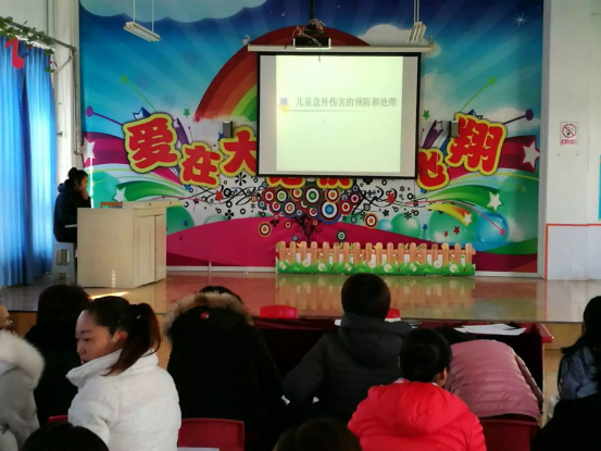 李鹊镇中心幼儿园开展教师业务学习培训