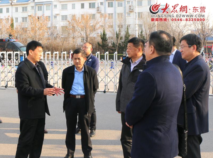 东营区一中校长曹同国陪同调研组实地察看了学校的文化理念大厅