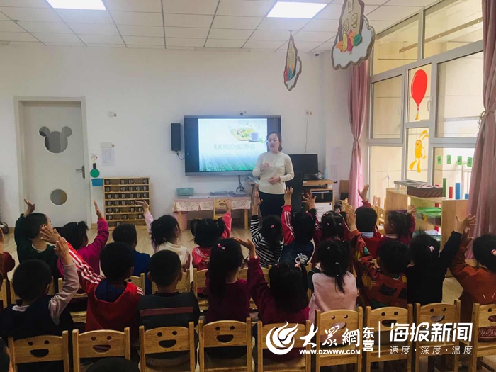 大众网海报新闻东营7月1日讯(记者 于文豪 通讯员 马海云)盛夏来临,幼儿饮食安全事件易发,为了普及夏季食品安全知识,增强幼儿的食品安全意识,6月28日,东营区文馨幼儿园开展了夏季饮讲安全教育活动。 活动中,老师们利用多媒体课件、视频等方式,生动有趣的给幼儿讲解食品安全的重要性,并通过展示真实的案例洋洋小朋友肚子疼,让幼儿懂得吃食物要看仔细,随便乱吃东西的危害性,夏季尤其不要吃凉拌菜、喝凉饮料,瓜果要洗干净等。老师还让幼儿知道垃圾食品对身体的危害,引导幼儿认识生活中的垃圾食品,学会和垃
