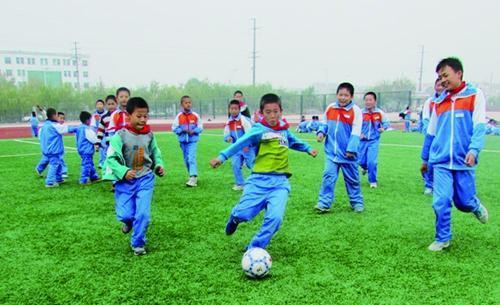 开云电竞app东营陈庄中心小学300米塑胶运动场投入使用(图1)