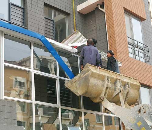 东营市民举报非法建筑 违章搭建阳台被拆除