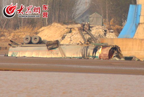 东营胜利黄河大桥发生车祸桥体受损 暂时封闭