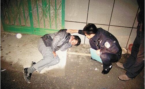 东营广饶:醉汉雨夜酣睡路边 民警送其回家