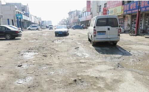 东营:黄河口商贸城道路年久失修 下水道常年堵塞