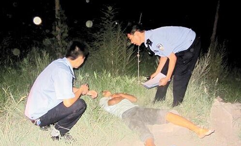 东营:赤脚男子醉卧路边 民警将其紧急送医