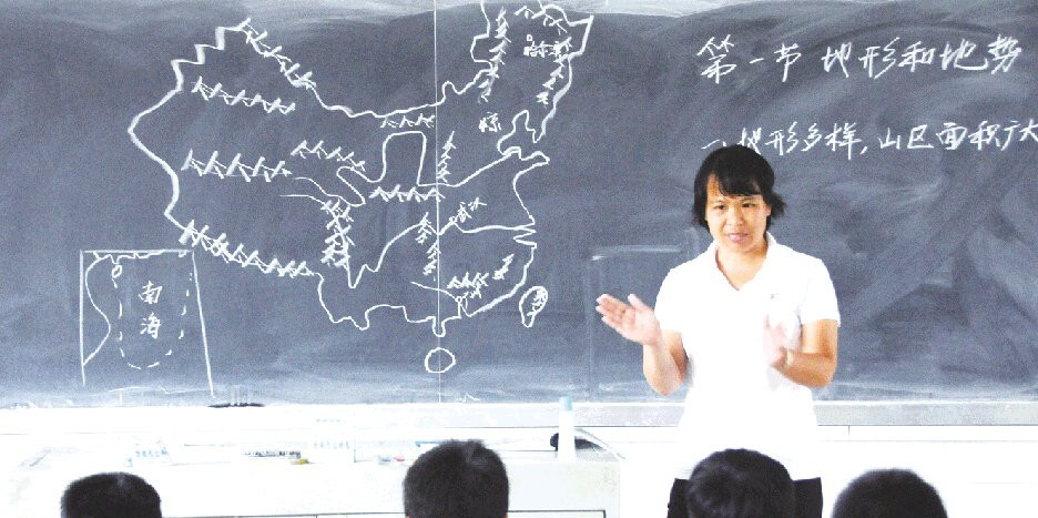 东营:神一样的老师 地理老师画中国地图只需2