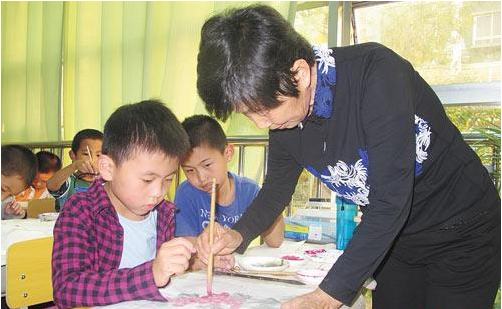 东营:画家奶奶张学英免费教孩子们学国画