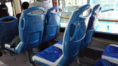 魏先生告诉记者,公交车后排座椅,除去最后一排背椅无法写字外,其余靠