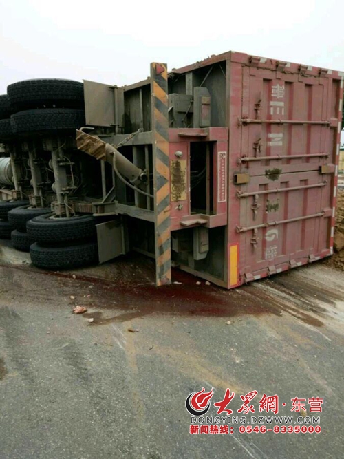 东营广饶一重型半挂车侧翻致三轮车被埋具体伤亡不明