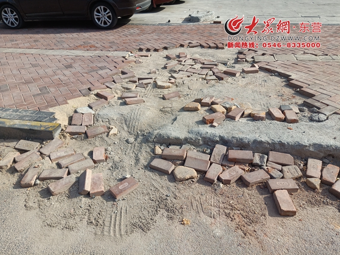 东营西城万达广场附近人行道被车占用 路沿石