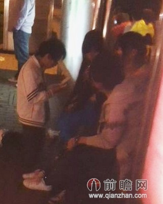 小学生跪地求爱当众激吻父母惊闻后彻夜难眠