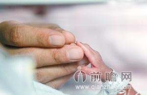 陕西760克袖珍婴儿满月长到2斤 巴掌仙子还未脱离危险
