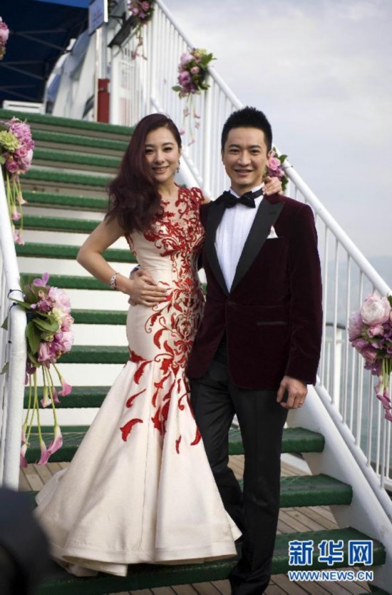 奥运冠军刘璇在香港举行海上婚礼