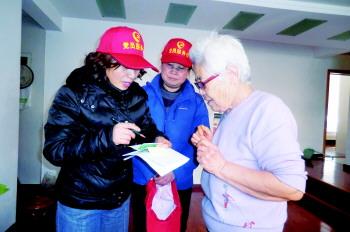 小区志愿服务银行存满爱心 许多志愿者只存未