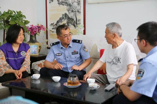 基层民警风采 织补平安网格的"小郭警官"