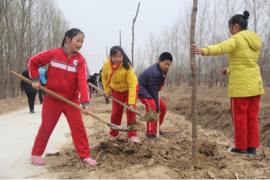 家园--仙河镇中心小学开展植树造林志愿服务活动