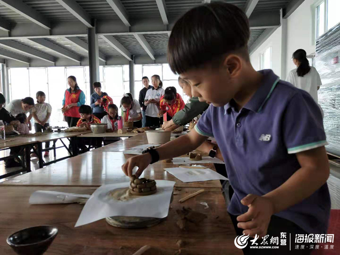 乘坐游船游湿地,登观鸟台看鹭鸟,并设立专门的苇草编,陶艺泥塑体验区