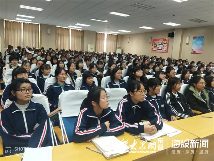 近期,利津县高级中学三个年级分别联合学校妇联组织各年级女生专题