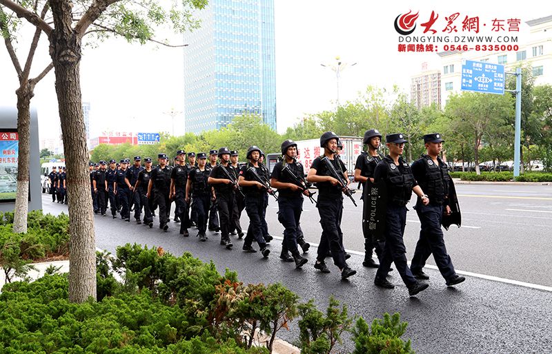 特警们以赤子之心,赤诚情怀,全力开展武装拉练,"特警大队","蓝盾