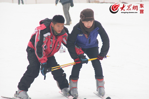 大众网友走进龙居桃花岛滑雪场 畅享冬日乐趣