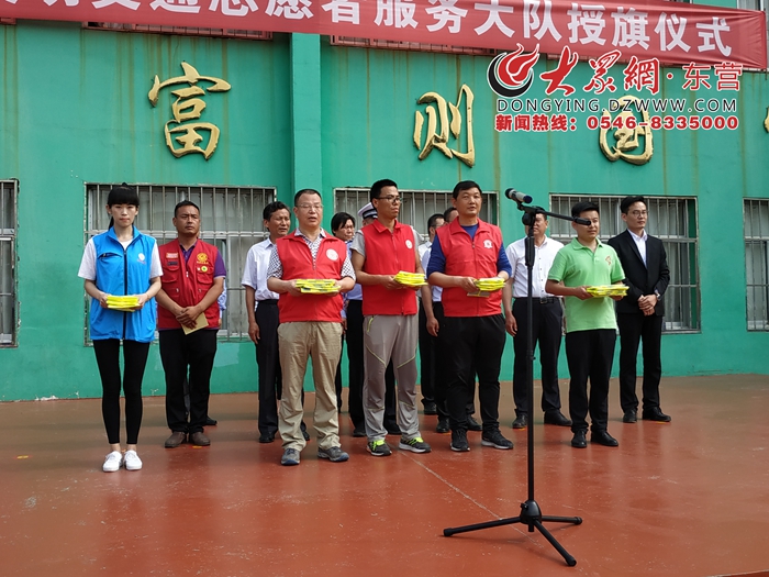 广场为东营小学生捐赠荧光衣大型公益活动在东营市胜利友爱小学举行