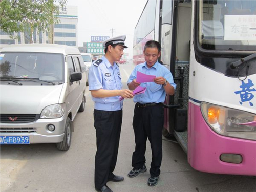 利津交警大队强化客运车辆管理