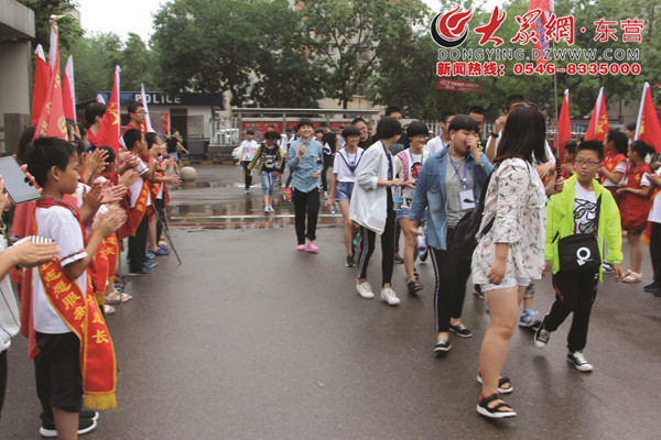 沧州日报沧州市第八中学小记者研学团走进胜利