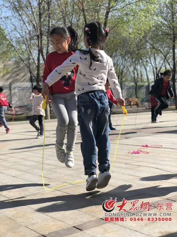 天气渐暖花开东营 幼儿园孩子跳绳展风采