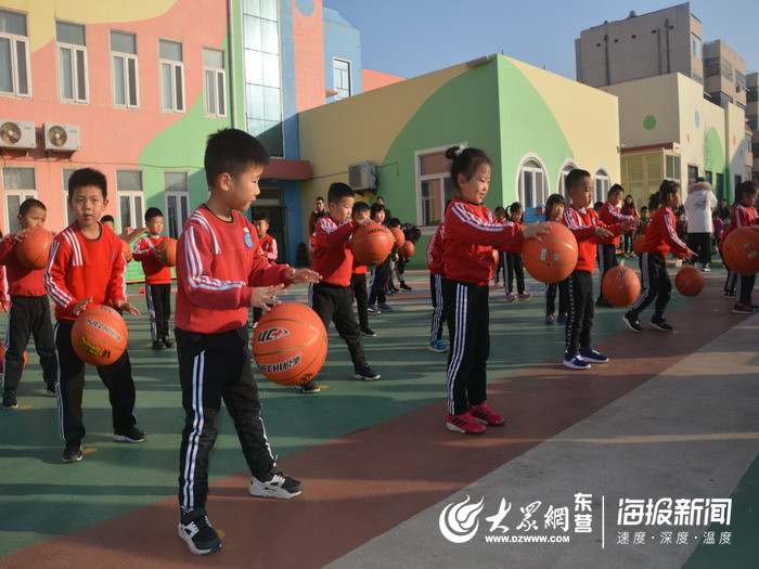 利津县第一实验幼儿园庆元旦活动：体操展演与亲子游戏乐翻天