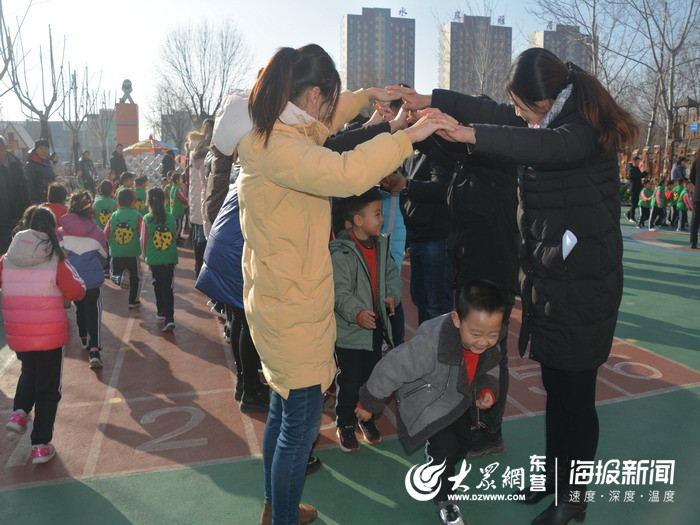 亲子民间游戏乐翻天_利津县幼儿园元旦活动_元旦幼儿园室内游戏