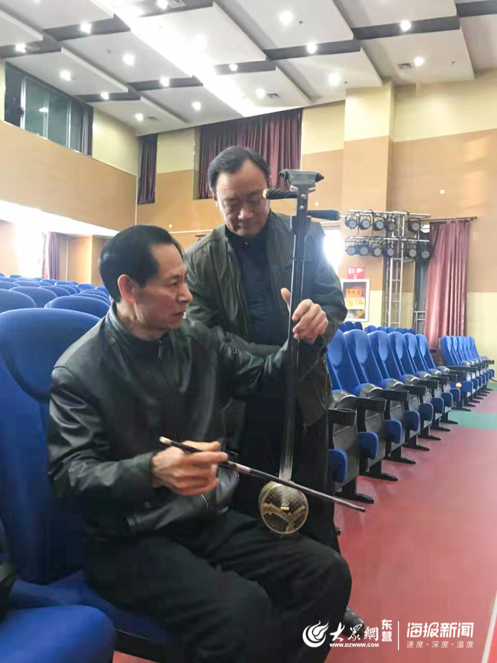 赵树枫与山东省吕剧院副院长首席坠琴伴奏马常委交流拉琴技巧