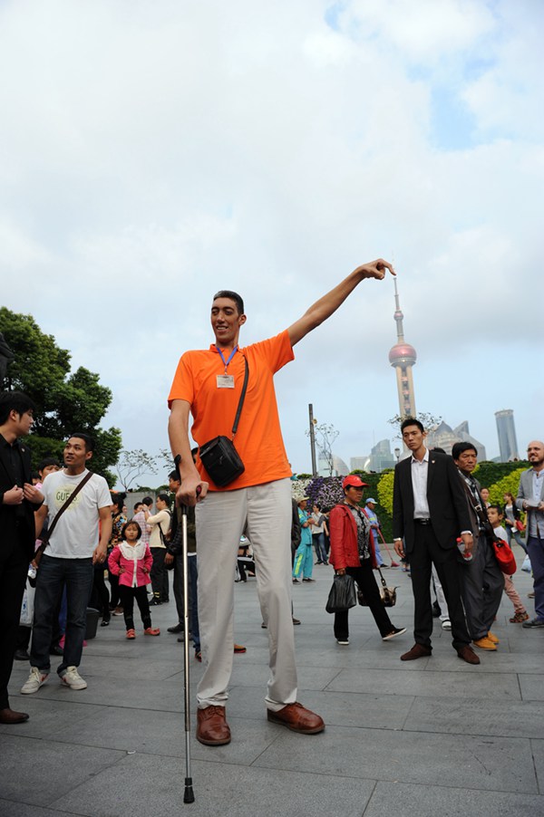 世界第一高人逛上海 称访问中国实现愿望/组图