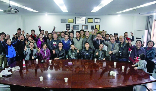 昨日开心色播,重庆小面共享会在重庆晨报9楼会议室举行,各地的小面摊主和吃货欢聚一堂。 重庆晨报见习记者 胡杰儒 摄