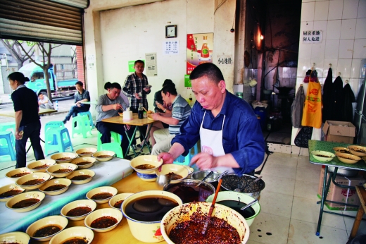 昨日,重庆小面共享会在重庆晨报9楼会议室举行,各地的小面摊主和吃货欢聚一堂。 重庆晨报见习记者 胡杰儒 摄