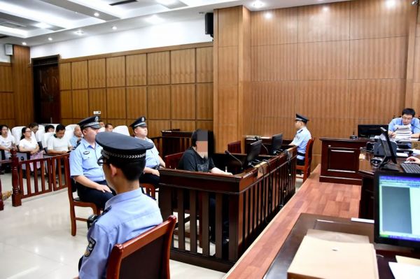 东营区人民法院公开开庭审理被告人张某涉嫌犯贪污罪一案