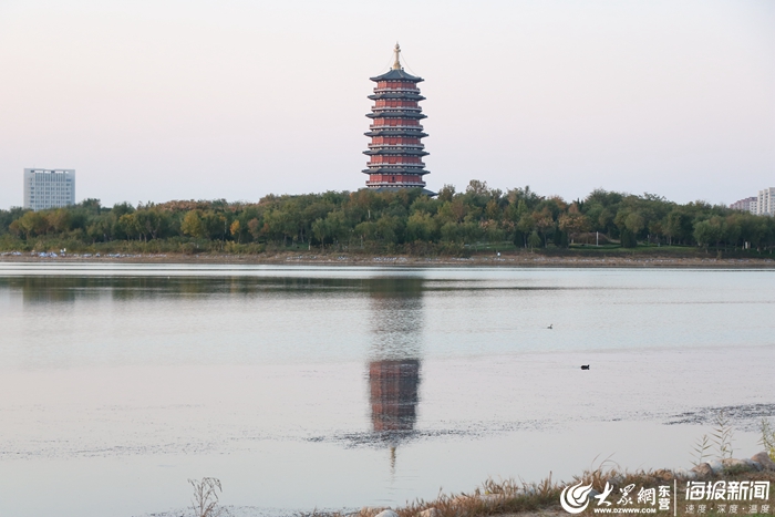 秋高气爽河口鸣翠湖美景如画