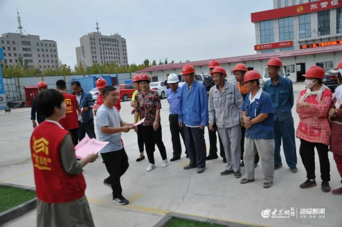 垦利区住建局和垦利区城投公司开展中秋慰问农民工活动